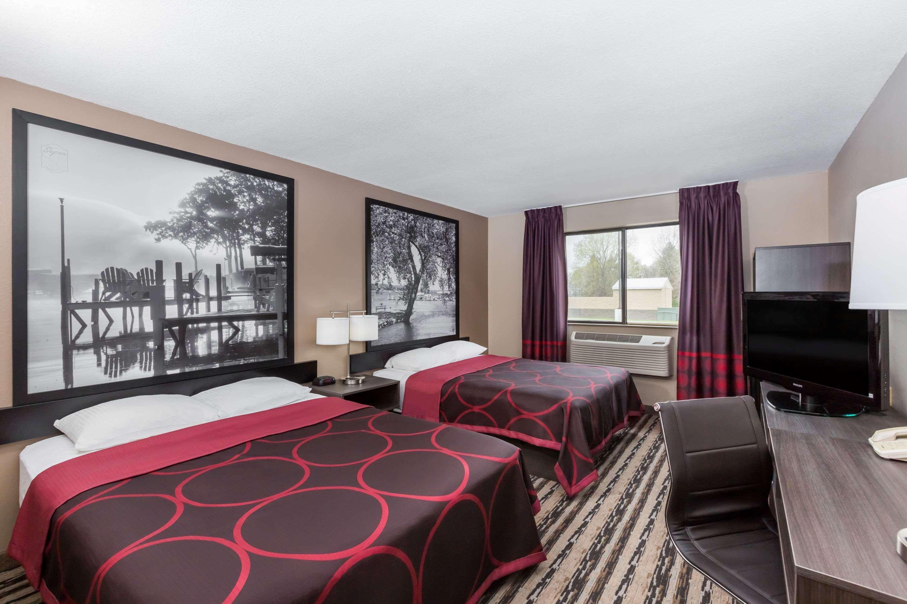 Super 8 By Wyndham Spirit Lake/Okoboji Exterior photo