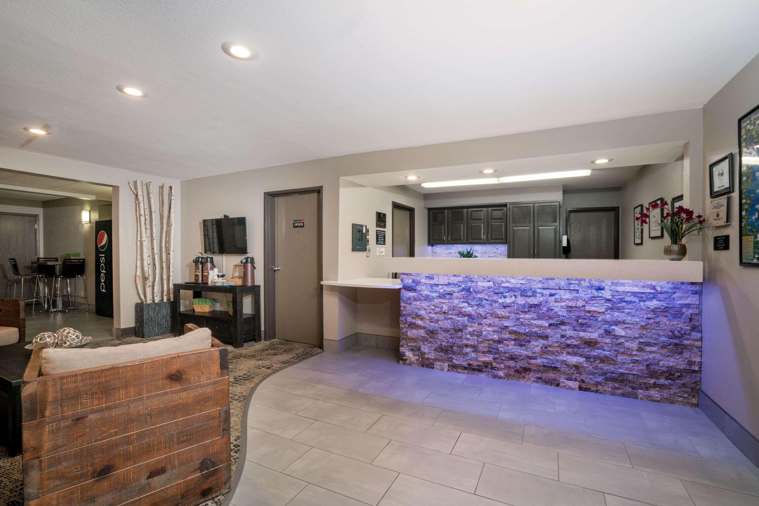 Super 8 By Wyndham Spirit Lake/Okoboji Exterior photo