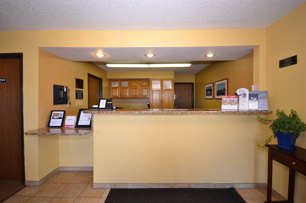 Super 8 By Wyndham Spirit Lake/Okoboji Exterior photo