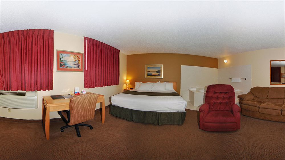 Super 8 By Wyndham Spirit Lake/Okoboji Exterior photo
