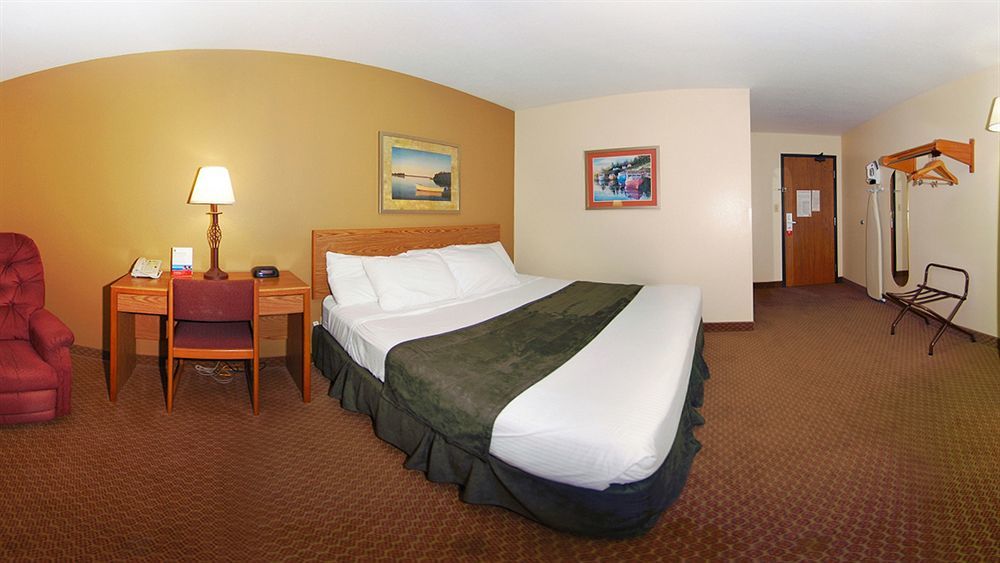 Super 8 By Wyndham Spirit Lake/Okoboji Exterior photo