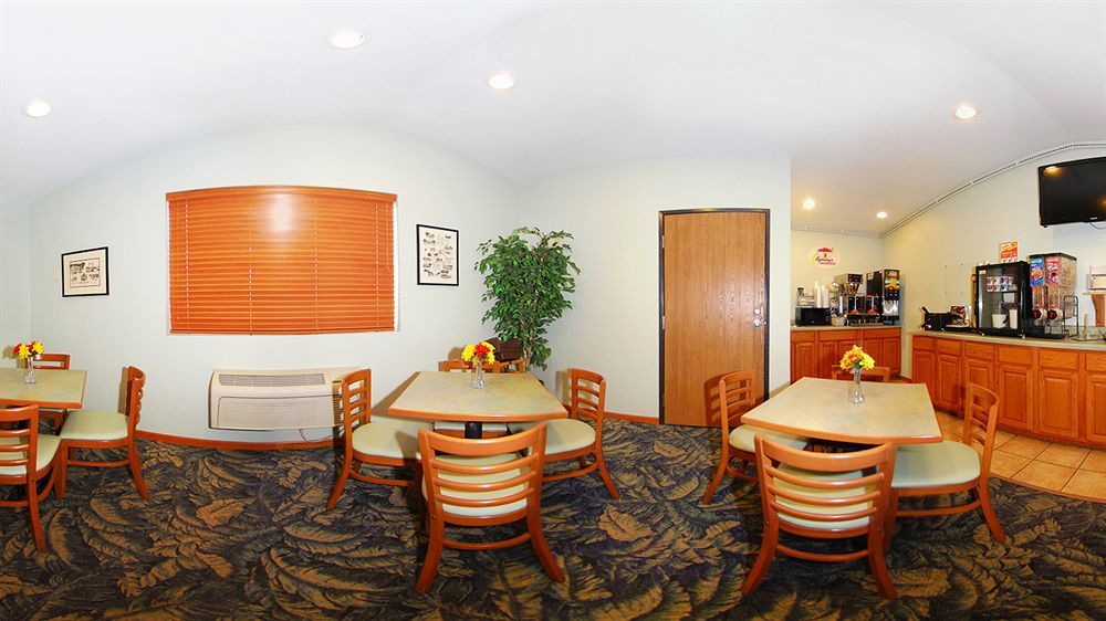Super 8 By Wyndham Spirit Lake/Okoboji Exterior photo